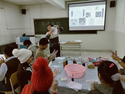 走進(jìn)非遺之美 我校留學(xué)生第二課堂手工扎染活動(dòng)體驗(yàn)