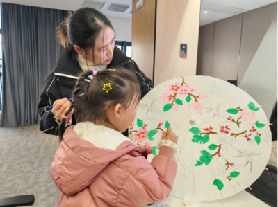 小手繪傳承，傘上綻非遺——霍山縣圖書(shū)館“非遺傳承”手繪油紙傘活動(dòng)紀(jì)實(shí)